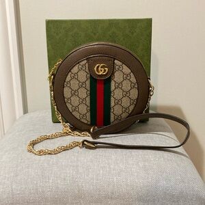 Beautiful Gucci crossbody purse. Barely used. Perfect condition. Comes with box.